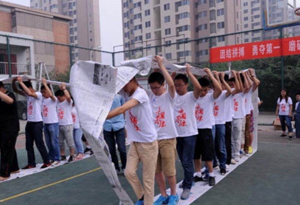 无敌风火轮游戏是一个培养学员团队精神的户外素质拓展游戏