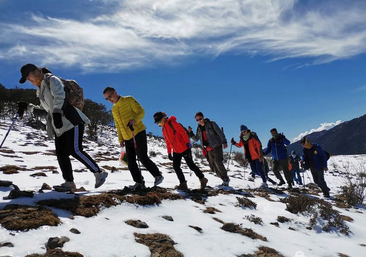 丽江个人及企业户外徒步路线团建拓展登山攻略推荐：玉龙雪山第一峰