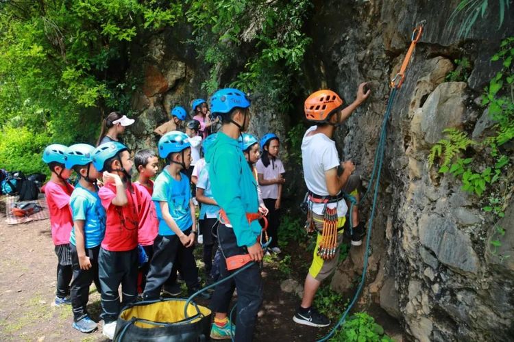 丽江石鼓研学旅行拓展攀岩基地