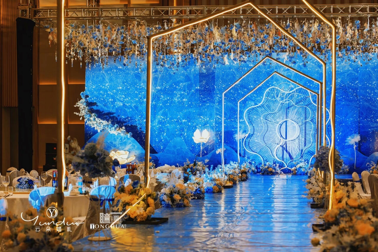 丽江全程婚礼大型策划执行就选丽江复华丽朗度假酒店；