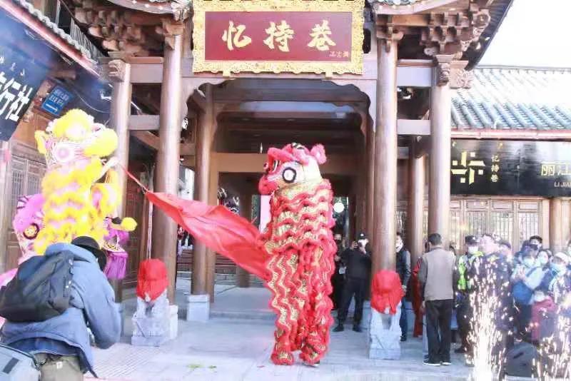 丽江古城忆持巷 东巴文化与现代科技元素相融合