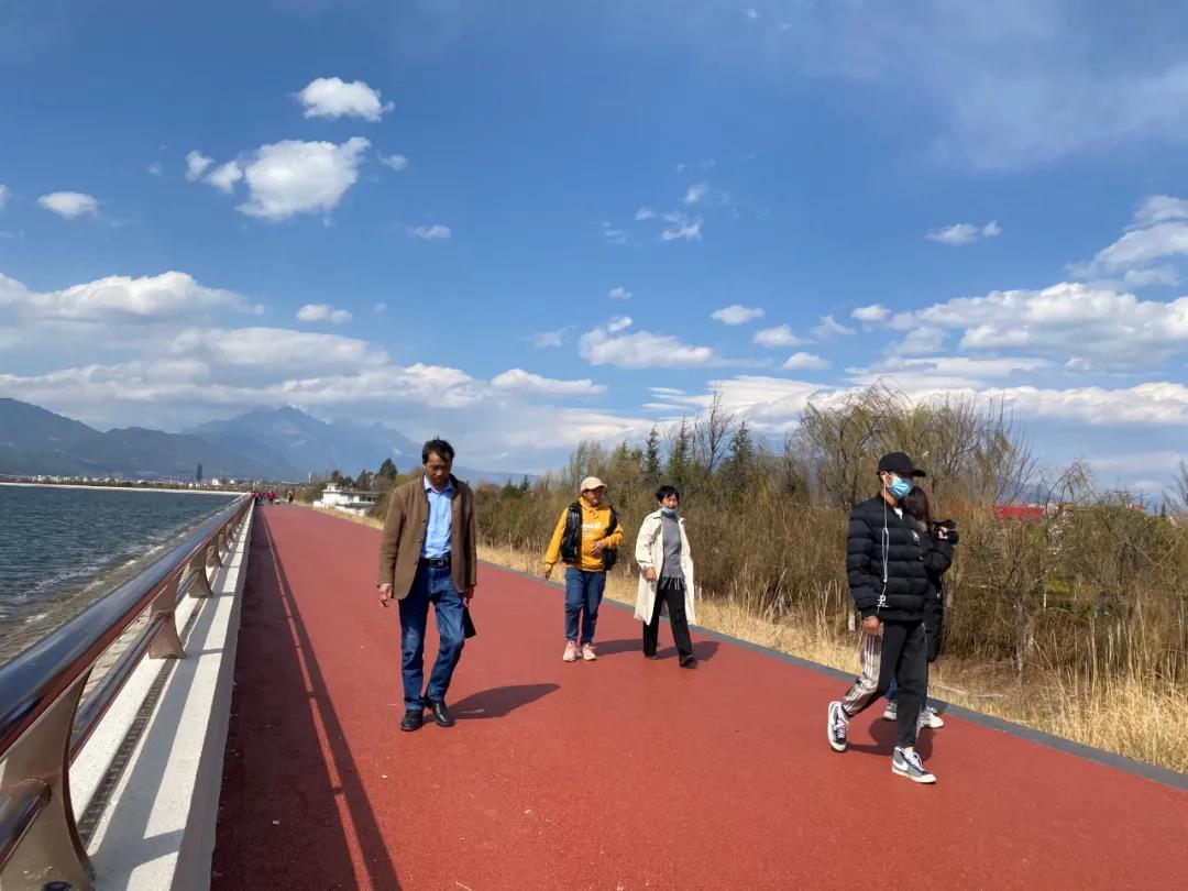 丽江这里环海而建的长廊，你不来看看？