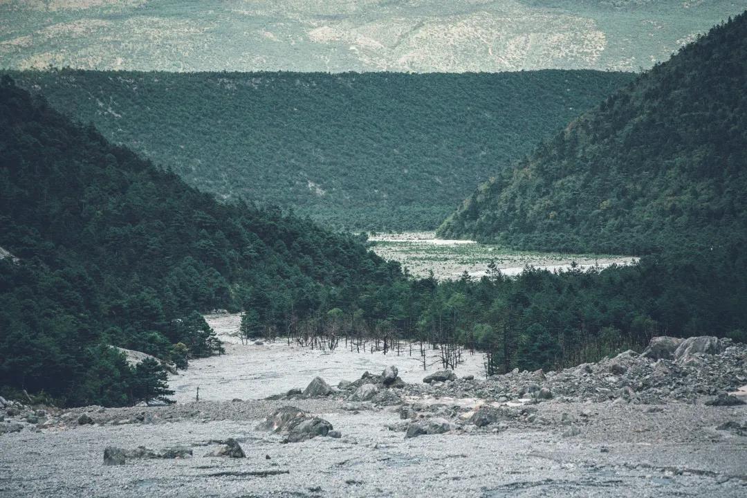 你还不知道丽江隐藏在最俊秀美丽的玉龙雪山下一条流淌“牛奶”的河流？