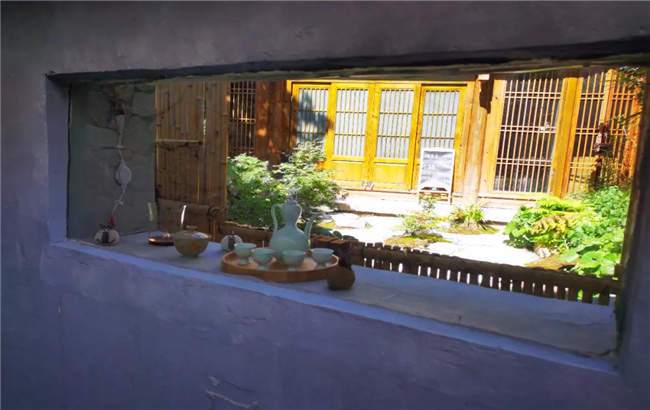 丽江古城 ，漫步古城石板路，邂逅小巷橱窗里的诗情画意