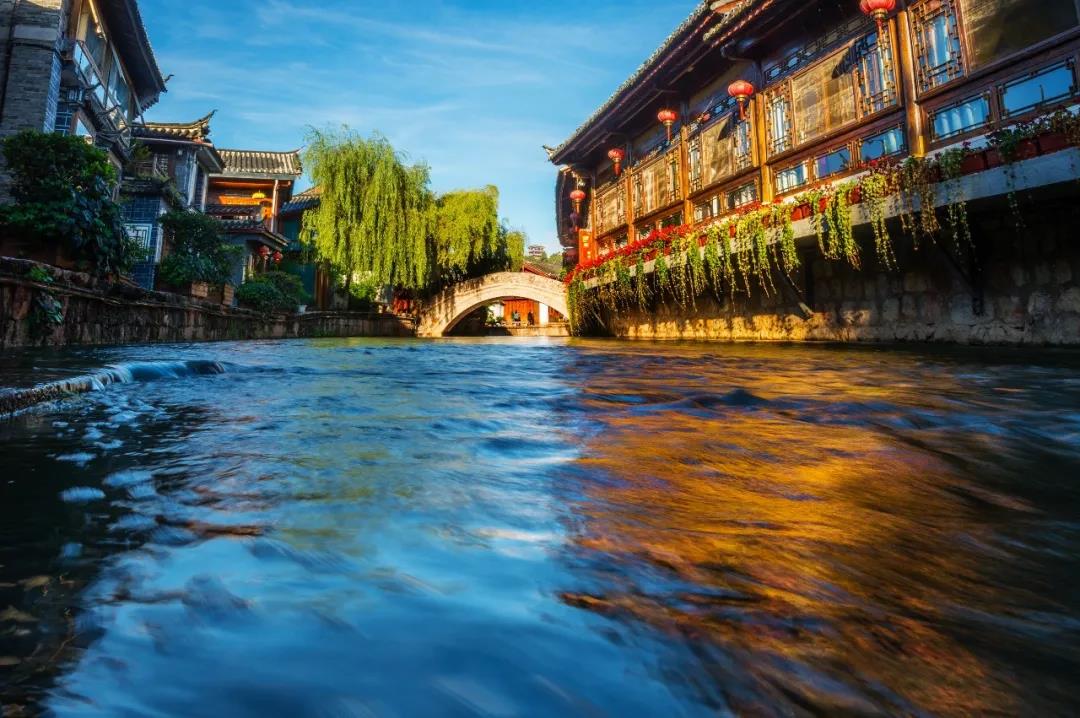 我在丽江古城， 邂逅了一扇诗意的窗， 看橱窗里的风景， 淡然且自在。