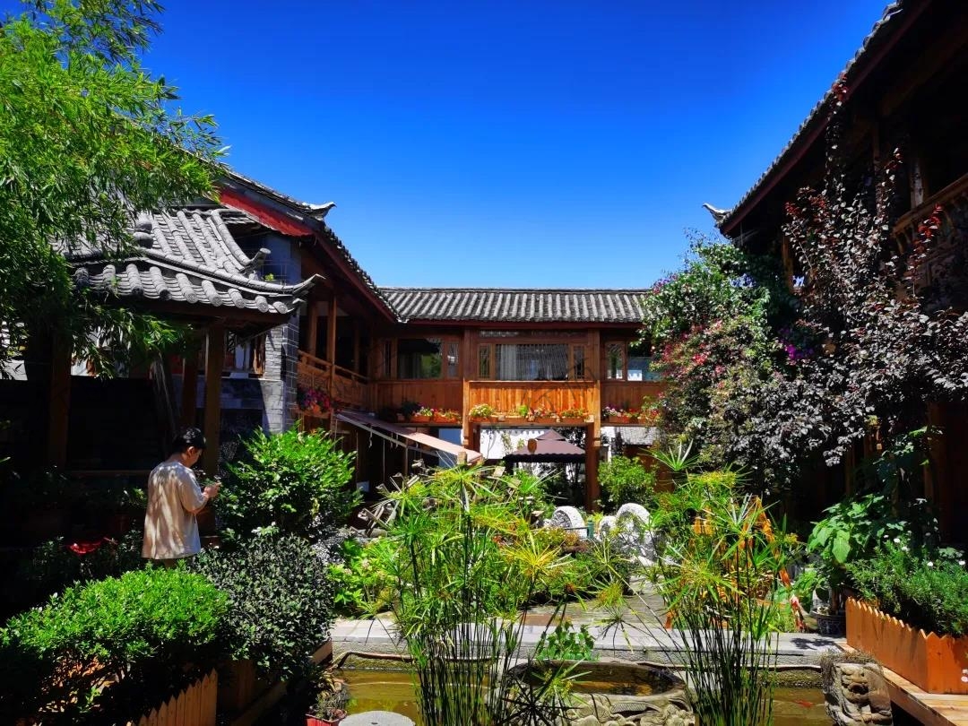爱极了丽江古城雨过之后的夏日晴空