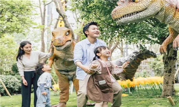 丽江千古情景区有“恐龙空降” 今年暑期给你带来不一样的体验
