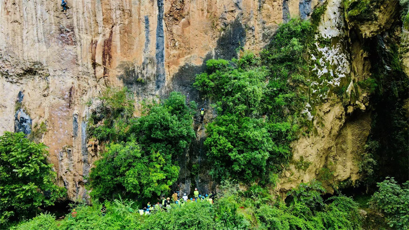 丽江石鼓镇攀岩场