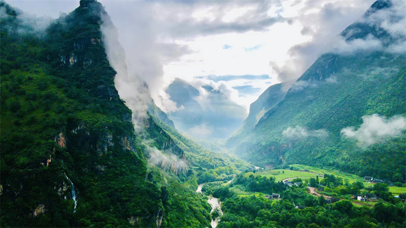 丽江石鼓镇攀岩场