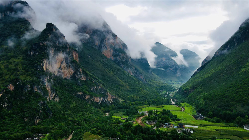 丽江石鼓镇攀岩场