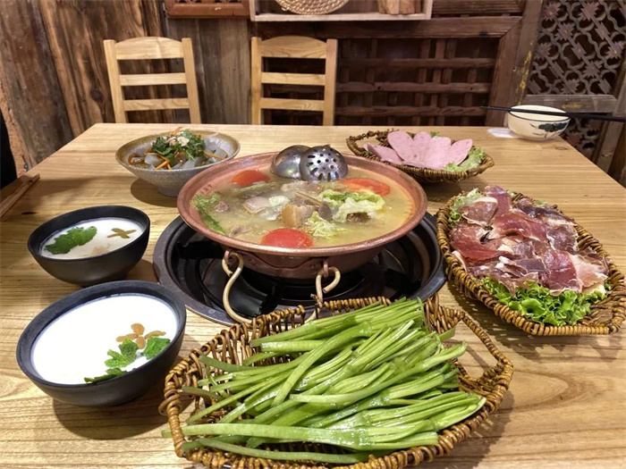 丽江美食攻略：”会吃的丽江人，一天都吃了什么？