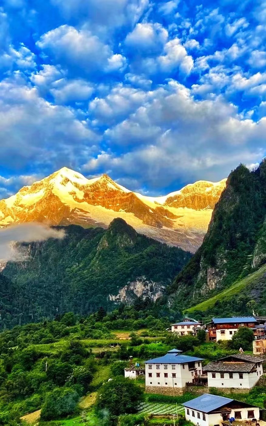 跟着丽江小编一起游云南：走进雨崩，徒步探寻云南深藏的绝美天堂！